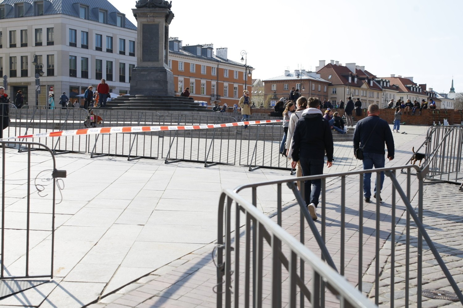 Krakowskie Przedmieście i Plac Zamkowy zagrodzone. Policja oddzieliła barierkami miejsce przemarszu od reszty miasta