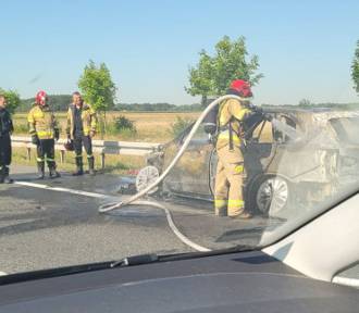 Pożar samochodu na trasie S8 w kierunku Wrocławia