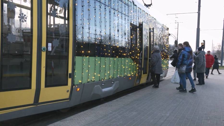 Świąteczny tramwaj na ulicach Elbląga 