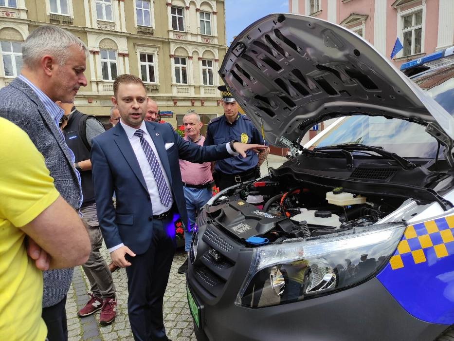Nowy samochód elektryczny straży miejskiej w Wałbrzychu. Pierwszy taki bus na Dolnym Śląsku [ZDJĘCIA]