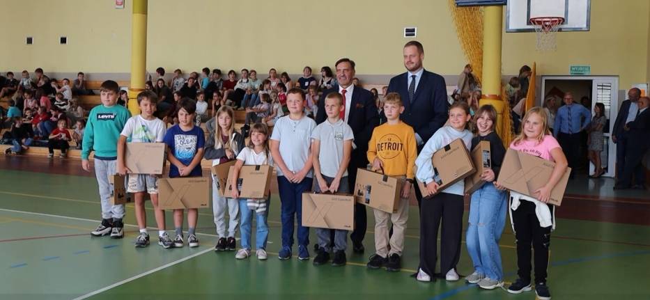 Wsparcie edukacji: Dzieci z Gietrzwałdu otrzymują bezpłatne laptopy
