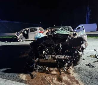 Poważny wypadek na DK 94 w Wojniczu. Czołowo zderzyły się dwa samochody osobowe