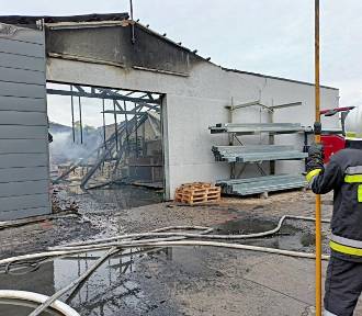AKTUALIZACJA: Pożar hali magazynowej w Krotoszynie. Ogień gasiło 14 zastępów straży 