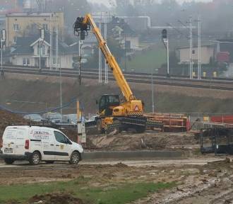 Trwa budowa trasy N-S w Radomiu. Pracują brukarze i instalatorzy [ZDJĘCIA]