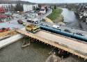Przeprowadzono próby obciążeniowe mostu tymczasowego na Białej Głuchołaskiej w Głuchołazach