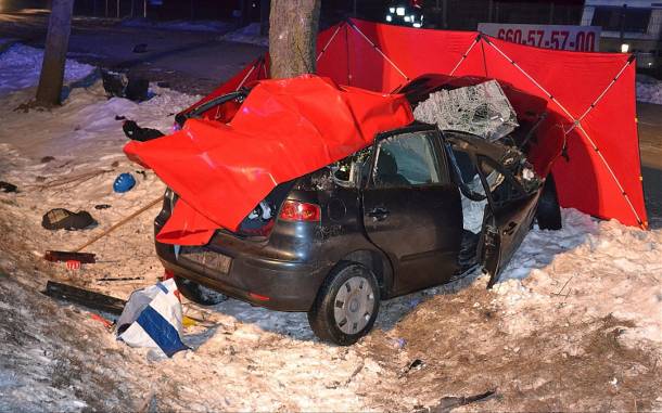 Wypadek śmiertelny na dwudziestce - seat ibiza uderzył w drzewo ... - NaszeMiasto.pl