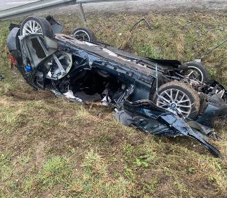BMW dachowało na drodze krajowej. Kierowca poważnie ranny