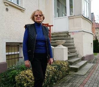 Kobieta upadła na zabytkowych schodach w Poznaniu. „Nie miała prawa z nich korzystać”