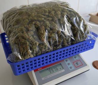 6 kilogramów narkotyków w renault zatrzymanym na autostradzie A1. Zdjęcia, wideo