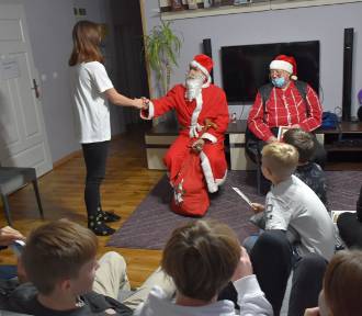 Mikołaje z "prezentami kopertowymi" zawitali do placówki opiekuńczo-wychowawczej 