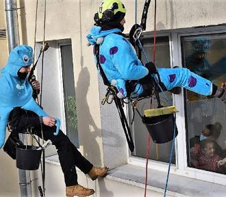 Poprzebierani alpiniści umyją okna w rawickim szpitalu i sprawią frajdę dzieciom!