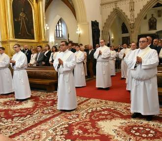 Już wiadomo do których parafii trafią nowo wyświęceni w Tarnowie księża