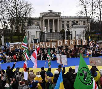 Ulicami Warszawy przeszła manifestacja "2 lata w obronie Ukrainy i Europy"