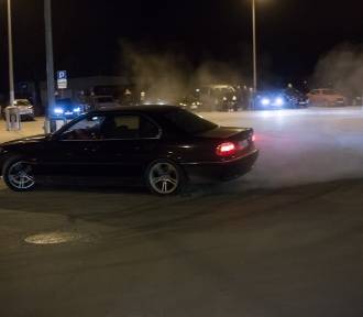 Znana sieć dyskontów idzie na wojnę z nocnymi rajdowcami. To koniec hałasu na ursynowskim parkingu?