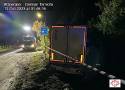 Wypadek na DK 43 w powiecie kłobuckim. Samochód wpadł w poślizg i skończył jazdę w rowie