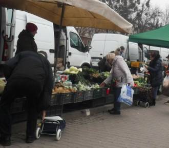 Świeże warzywa i owoce rozchwytywane na targowisku Korej w Radomiu. Jakie ceny? FOTO