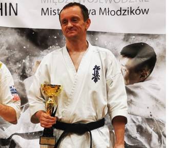Policjant z Chrzanowa zdobywa medale w zawodach karate kyokushin