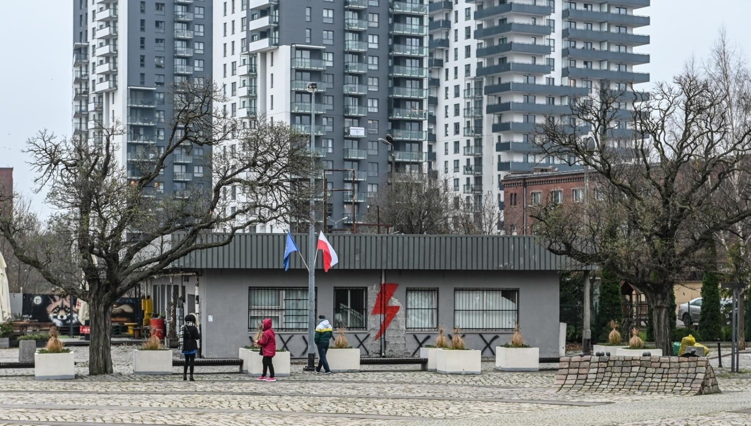 Na elewacji budynku stojącego po sąsiedzku z Bramą nr 2 oraz Pomnikiem Poległych Stoczniowców, w którym od lat funkcjonuje klub muzyczny Wydział Remontowy, pojawiły się sporych rozmiarów symbole Ogólnopolskiego Strajku Kobiet