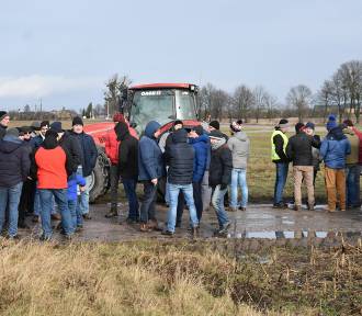 Protest rolników w gminie Waganiec. Gospodarze stali przy DK 91. Zdjęcia i wideo