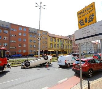 Wypadek w centrum Wrocławia. Dachował samochód, jedna osoba ranna [ZDJĘCIA]