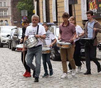 Festiwal Rytmu "Drum Battle” w Legnicy, parada perkusyjna przeszła ulicami miasta