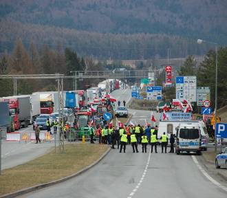 Rolnicy zablokowali przejście graniczne ze Słowacją w Barwinku [ZDJĘCIA]