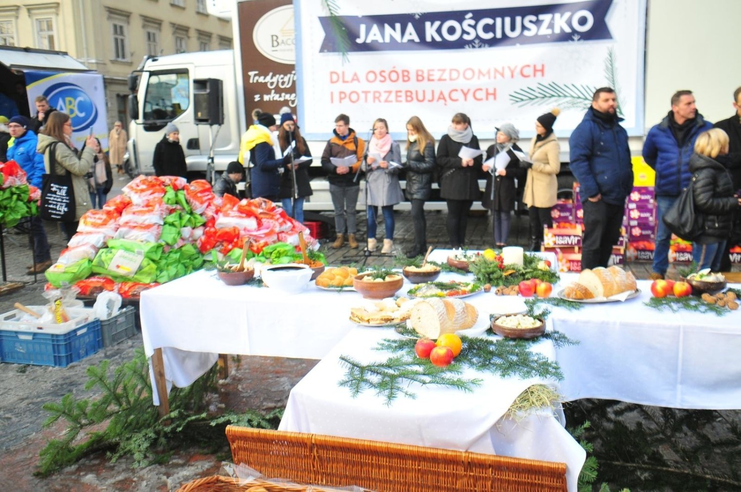 Tegoroczna Wigilia dla Osób Bezdomnych i Potrzebujących Jana Kościuszki tradycyjnie rozpocznie się na Rynku Głównym w Krakowie, ale tym razem z powodu pandemii i obostrzeń sanitarnych nie odbędzie się w tym miejscu