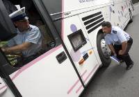 Legnica: Zaczynają się wakacje, można zgłosić kontrolę autokaru, policjanci zachęcają
