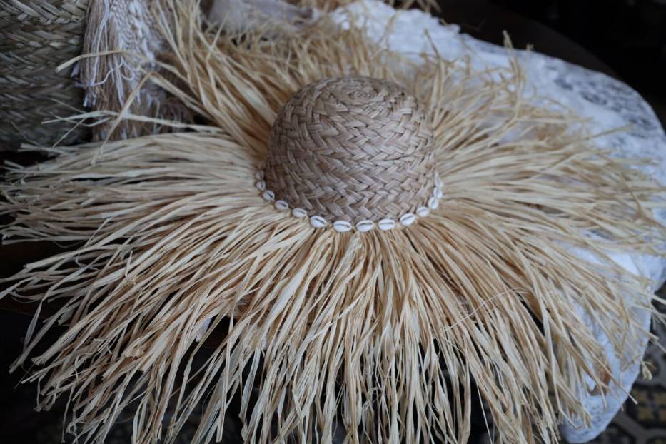 Koronki, naturalne materiały i kapelusze czyli co nosić latem? Przegląd mody z Lolą del Monni! [FOTO, FILM]