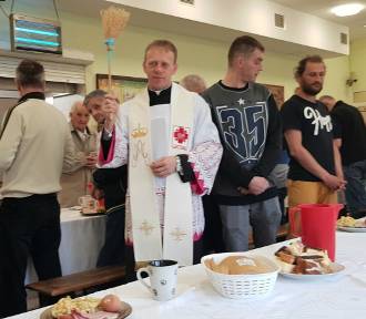 Caritas Diecezji Rzeszowskiej zorgnizowała śniadanie wielkanocne dla bezdomnych 