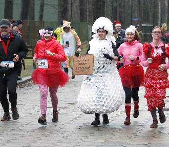 Kilkaset osób pożegnało 2021 rok na biegowej trasie w Arturówku ZDJĘCIA