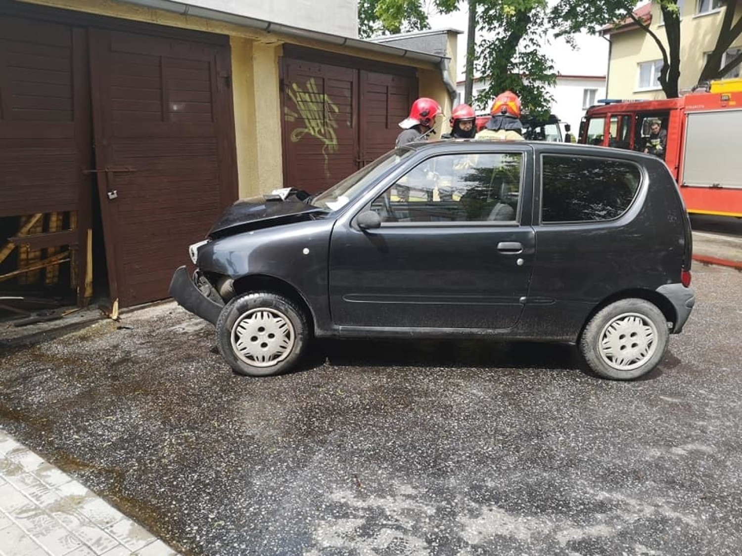 Fiat seicento uderzył w garaż na ul. Konopnickiej w Bydgoszczy. Pasażerka w szpitalu