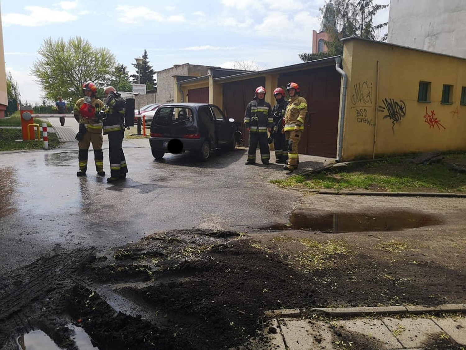 Fiat seicento uderzył w garaż na ul. Konopnickiej w Bydgoszczy. Pasażerka w szpitalu