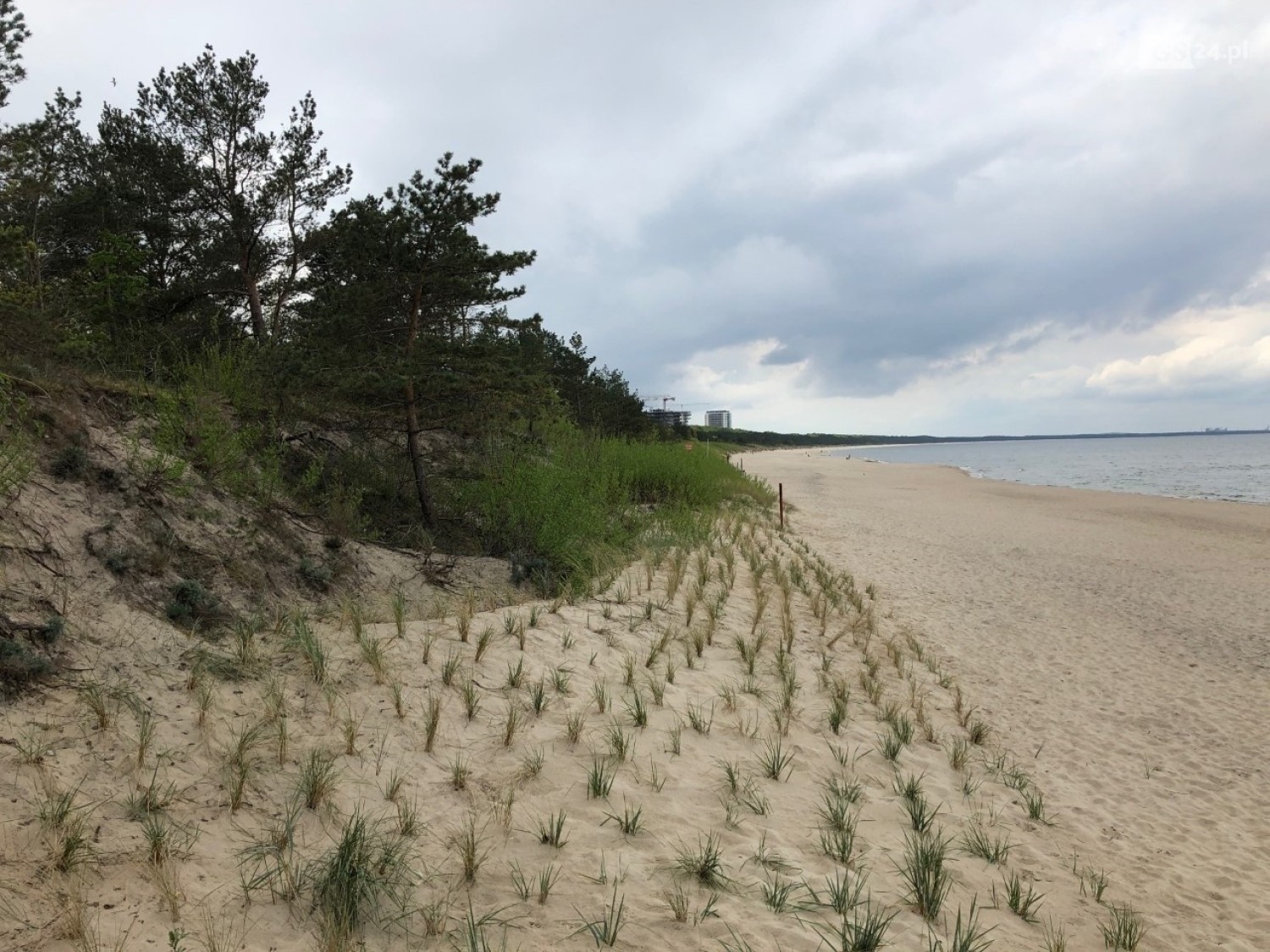Od połowy kwietnia już można spacerować po plaży i po lasach
