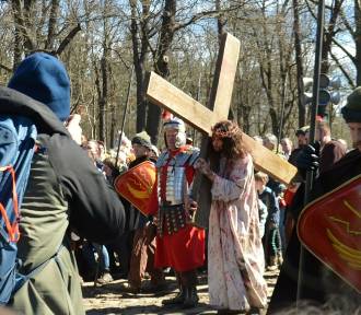 Tłumy pielgrzymów na Drodze Krzyżowej w Wielki Piątek w Kalwarii Zebrzydowskiej