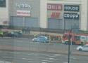 Wypadek w Radomiu, kierowca BMW staranował barierki pod galerią. Zdjęcia i film