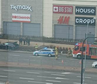 Wypadek w Radomiu, kierowca BMW staranował barierki pod galerią. Zdjęcia i film