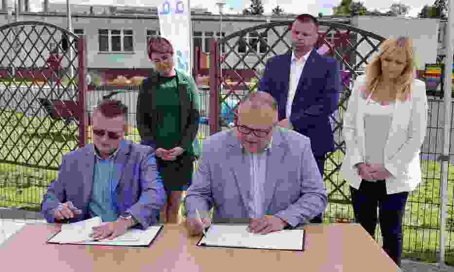 Starosta pilski Eligiusz Komarowski (z prawej) i wicestarosta Arkadiusz Kubich podpisali stosowną umowę dotyczącą wyposażenia pracowni