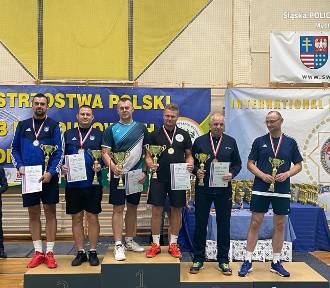 Policjant z Mysłowic trzykrotnie na podium podczas mistrzostw polski w badmintonie