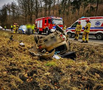 Wypadek na DK8. 44-latka dachowała samochodem, pomogli jej przypadkowi ratownicy
