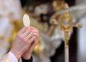 Czy rodzice i chrzestni podczas I komunii świętej powinni przystąpić do sakramentu? Odpowiedź księdza jest jednoznaczna!