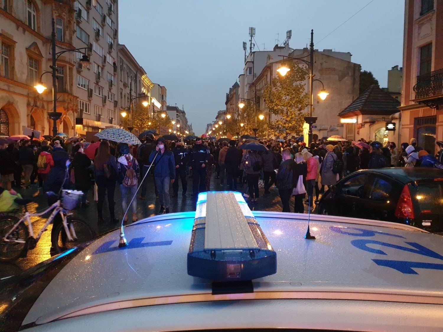 Przed godziną 18 jeden z policjantów wezwał do rozejścia się