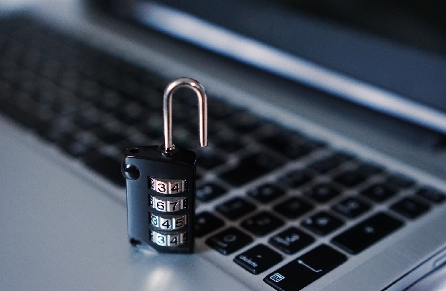 CyberbezpieczeństwoCyberbezpieczeństwo wiąże się z szeroko rozumianą kwestią bezpieczeństwa w Internecie