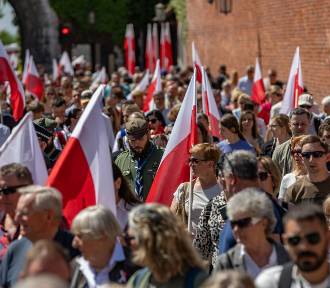Defilada w centrum Krakowa. Trwają patriotyczne obchody 3 Maja