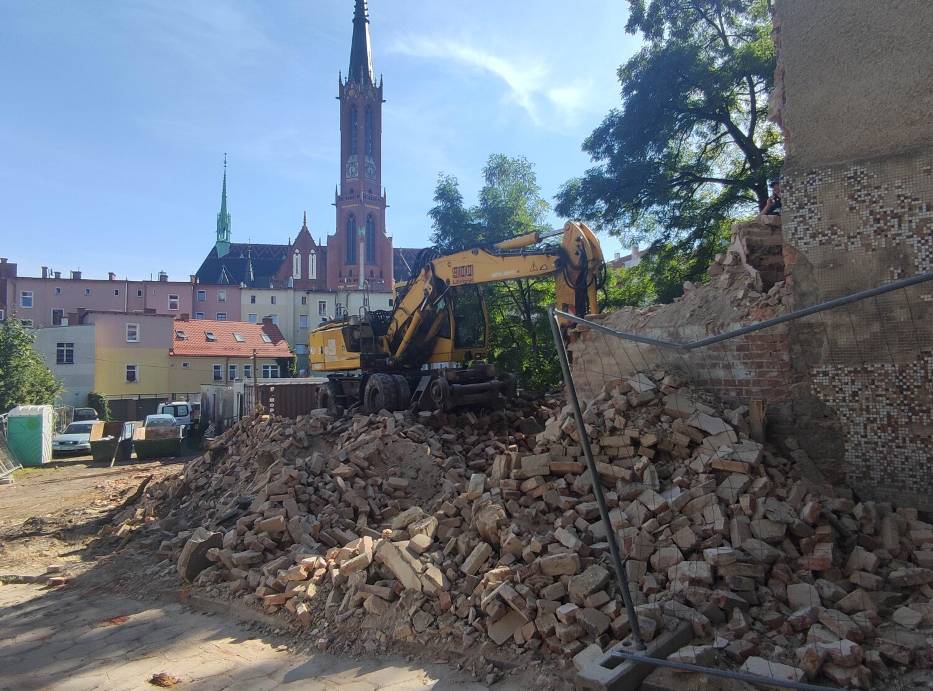 Niepozorny budynek przy ul. Kościelnej w Wałbrzychu przeszedł rozbiórką, trwa odbudowa - zdjęcia