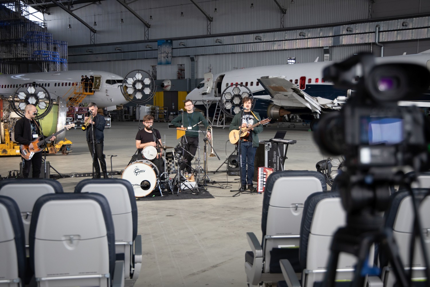 Zdjęcia z przygotowań i koncertu The Freeborn Brothers w hangarze Linetech