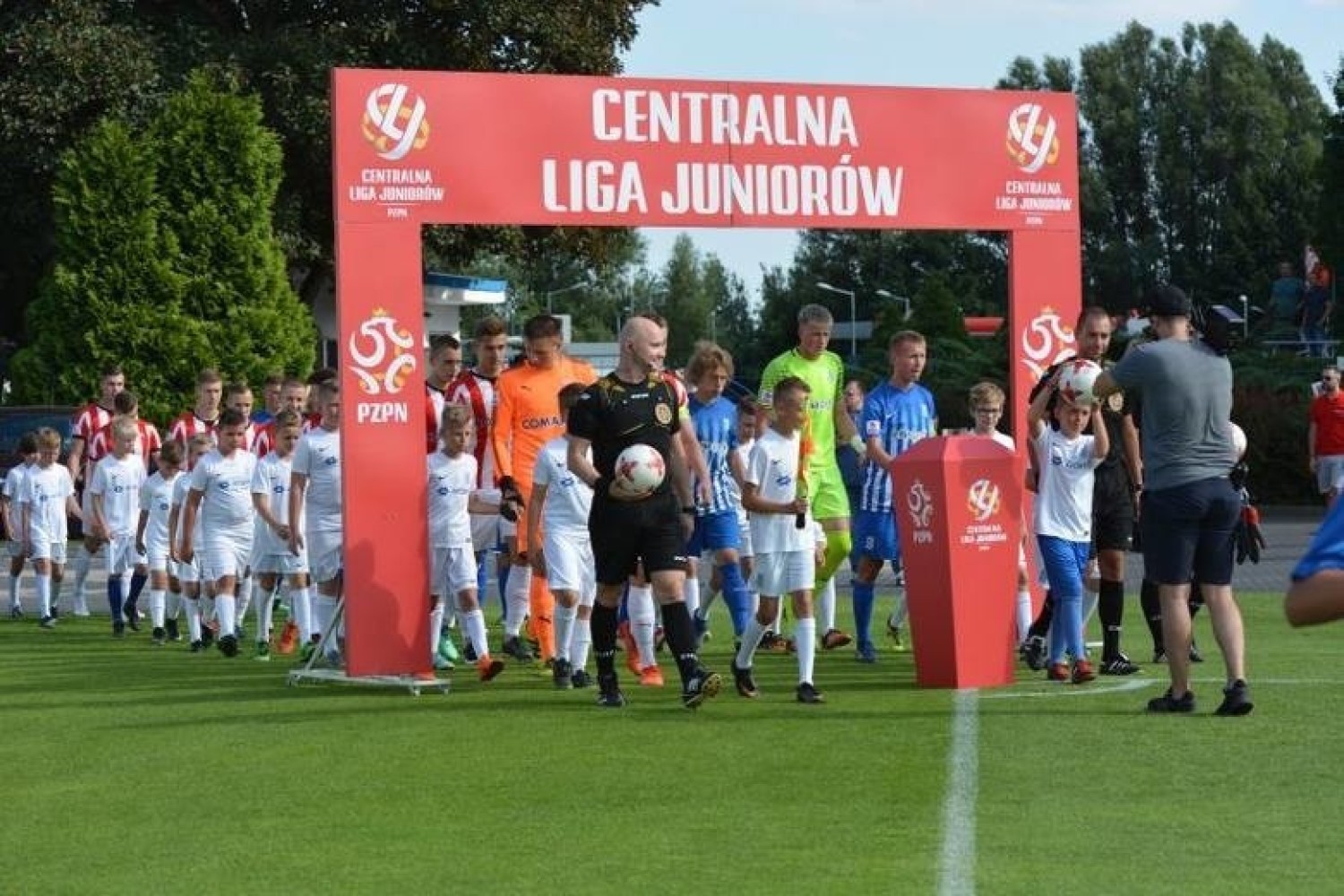 Centralna Liga Juniorów w sezonie 2017/18 polegała na rywalizacji w dwóch grupach