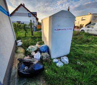 Bałagan wokół kontenerów w Lesznie. Zamiast odzieży przynoszą tam śmieci ZDJĘCIA