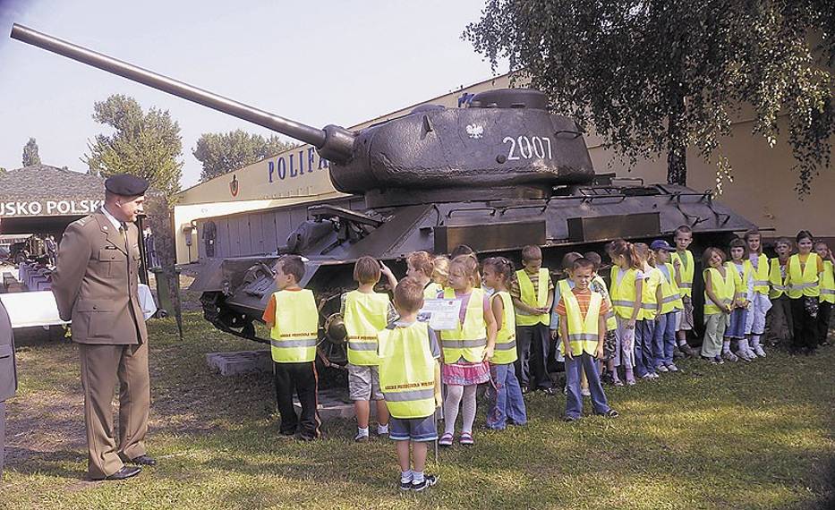 O czołgu T-34 opowiadał Ryszard Wydziałkowski z WSzW, który przed laty służąc w armii jeździł taką maszyną