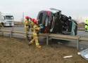 Groźny wypadek na drodze S8 pod Wrocławiem: Kierowca BMW uwięziony w pojeździe. Uwaga na utrudnienia. Zobaczcie zdjęcia z akcji ratunkowej